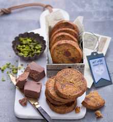 Biscotti al burro, pistacchi, torrone e marzapane
