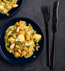 Dahl de lentilhas, amêndoa e cebola roxa