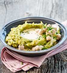 Lauch-Kartoffelstock mit Brätkügeli-Sauce