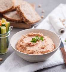 Hummus z suszonymi pomidorami