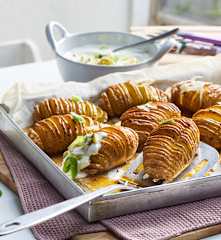 Hasselback-Kartoffeln mit Blauschimmelkäse-Creme