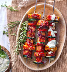 Gegrillte Tempeh-Gemüse-Spieße mit Dip (vegan)