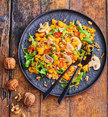 Salade de butternut crue, roquette, champignons et noix