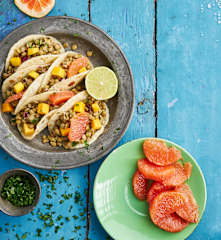 Tacos mit fruchtiger Linsenfülle