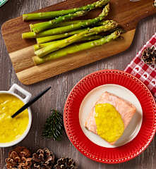 Salmone con salsa bernese e asparagi