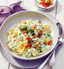 Lauwarme Pasta mit Erbsen in Joghurt-Feta-Sauce