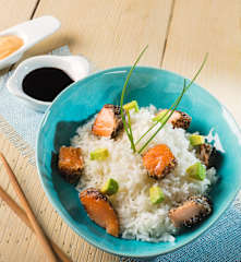 Bowl de arroz con salmón fresco