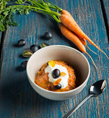 Karotten-Trauben-Gewürz-Kompott mit Vanillecreme