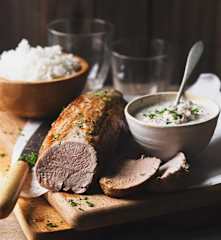 Pieczone polędwiczki wieprzowe z sosem pieczarkowym i ryżem