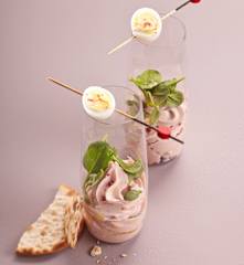 Mousse de jambon, épinards et œuf de caille