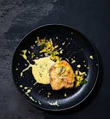 Pescado blanco dorado con salsa de limón