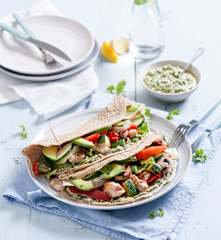 Gryczane naleśniki z pesto, kurczakiem i warzywami gotowanymi na parze