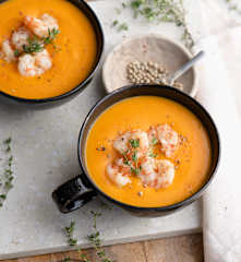 Crema de calabaza con langostinos dorados