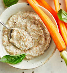 手指胡萝卜沾椰子油巴旦木酱