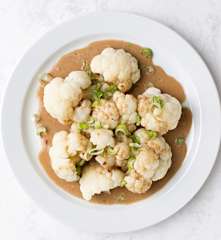 Coliflor al vapor con salsa de cacahuetes