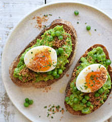 Tostadas con puré de arvejas, palta y polvo de tocino