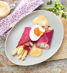 Spargel in Rote-Bete-Crêpes mit pochierten Eiern