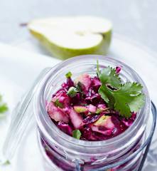 Insalata di cavolo rosso, pere e coriandolo