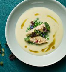 Polévka z mladého česneku s uzeným lososovitým pstruhem a hráškem