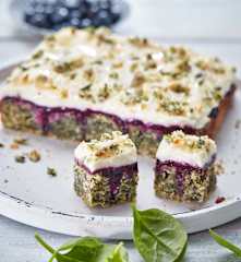 Spinat-Poke-Cake mit Frischkäseguss