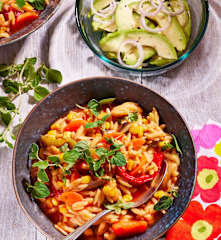 Risoni-Gemüse-Topf mit Avocado