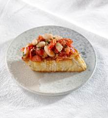 Bruschette mit Tomaten und Bohnen