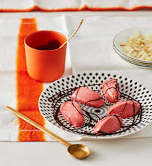 Erdbeer-Sorbet mit Rotweinsirup