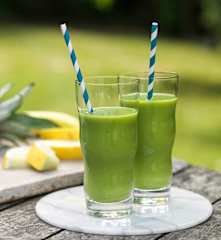 Smoothie agli spinaci, banana e ananas