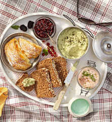 Picknick mit Kürbiskern- und Schinkenaufstrich, Brombeer-Birnen-Marmelade, Kartotten-Walnuss-Brot und Topfen-Marillen-Strudel