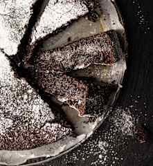 Torta al cioccolato fondente, clementine e nocciole