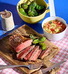 Rindersteaks mit Tomaten-Salsa und Pimientos