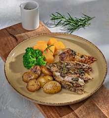 Ψητό αρνί με λαχανικά και σάλτσα δυόσμου