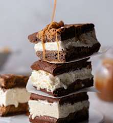 Sanduíches de gelado com brownie de manteiga de amendoim