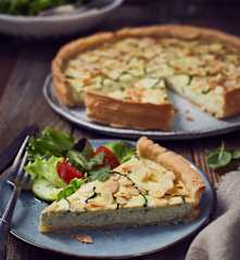 Zucchini-Ricotta-Quiche mit Mandelblättchen