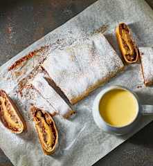 Strüdel pere e cioccolato con zabaione alla grappa