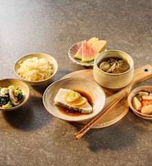 晚餐（二米饭、金桔青柠蒸鳕鱼、马蹄胡萝卜炒肉片、蘑菇西蓝花和海带文蛤味增汤）