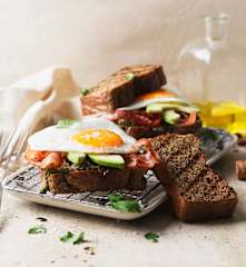 Sandwich faible en glucides avec bacon et oeuf au plat