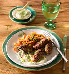 Low Meat Cevapcici mit Djuvec-Reis und Dill-Dip
