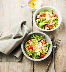 Salade de sucrine et crudités, vinaigrette au yaourt