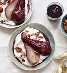 Poires pochées au vin rouge, fontainebleau et pralines