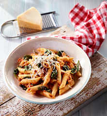 Tomatennudeln mit Spinat