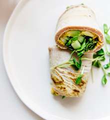 Wraps de coentros com húmus de tomate seco, azeitonas e manjericão