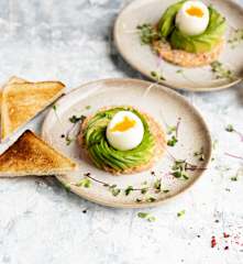 Lachstatar mit Avocado und Ei