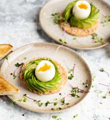 Avocat avec œuf et tartare de saumon