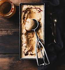 Gelato alla vaniglia con caramello salato