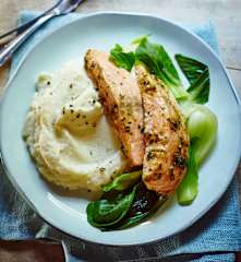 Koriander-Lachs mit Pak Choi auf Wasabipüree