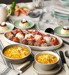Menú: Sopa de judías blancas y fideos. Albóndigas con arroz y salsa de tomate. Cheesecake