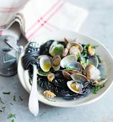 Spaghetti aux palourdes et à l'encre de seiche