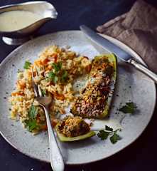Zucchini mit Paprika-Hack-Füllung, Möhrenreis und Käsesauce