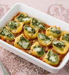 Conchas de massa com espinafres e requeijão